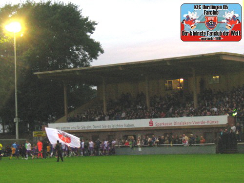 Einmarsch des TV Jahn Hiesfeld und des KFC Uerdingen 05