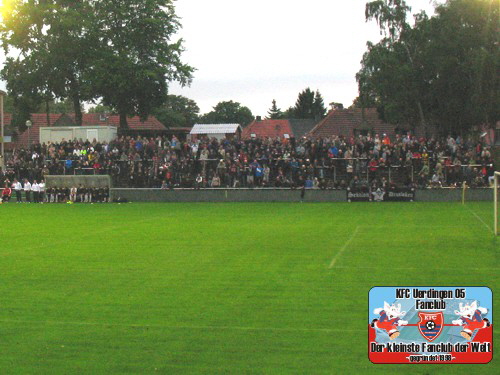 Blick auf die Stehtraversen neben der Haupttribüne