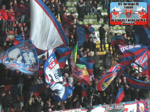 KFC-Fans im Franz-Raschid-Block vor dem Spiel