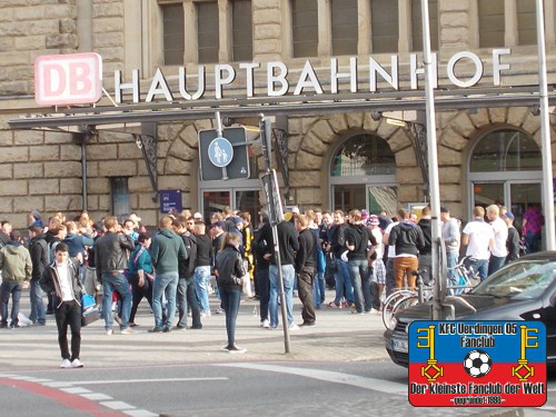 KFC-Fans vor dem Krefelder Hauptbahnhof