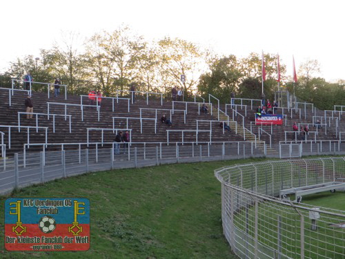 dünnbesetzte Westkurve der Grotenburg