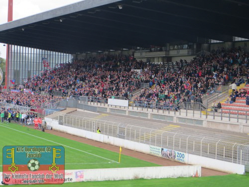 Blick auf die Haupttribüne