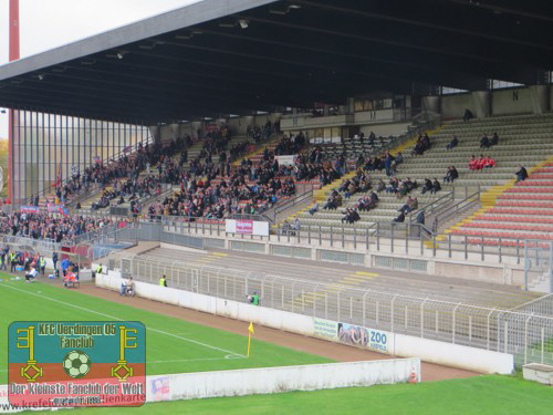 Blick auf die recht leere Haupttribüne des Grotenburg-Stadions