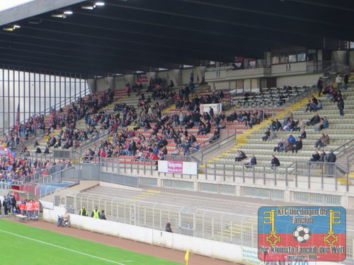 Blick auf die nur spärlich besetzte Haupttribüne der Grotenburg