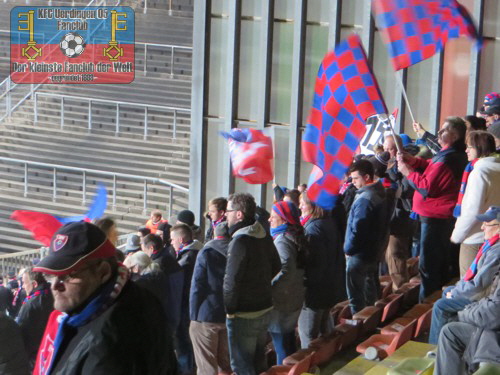 KFC-Fans im Franz-Raschid-Block