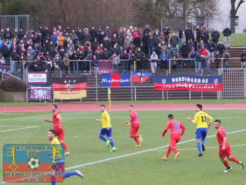 Spielszene vor dem Uerdinger Fanblock