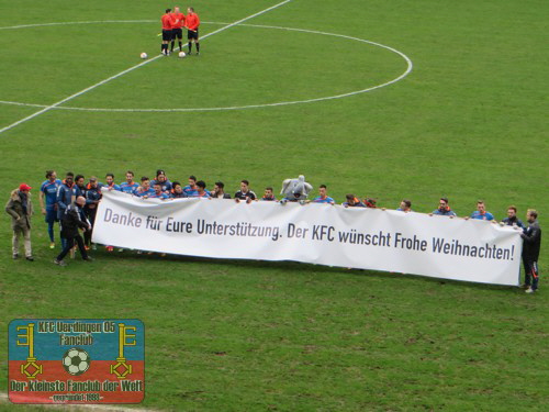 Das KFC-Team mit Dank und Gruß an die Fans vor dem Spiel