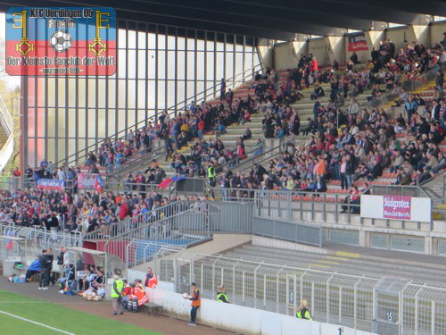 KFC-Fans auf der Haupttribüne