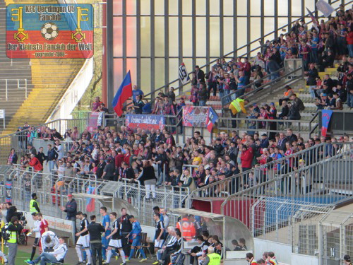 KFC-Fans auf der Haupttribüne