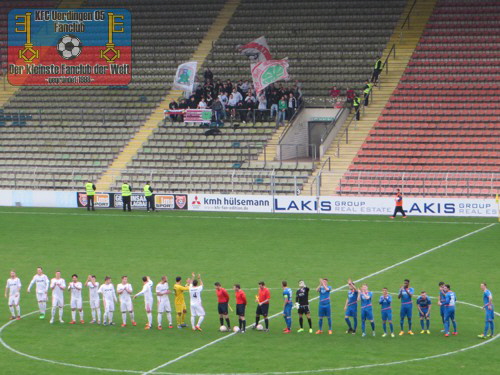 Die Mannschaften von RWO und KFC grüßen auf die Tribünen