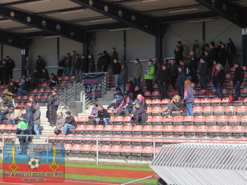 Uerdinger Fans auf der Ratinger Haupttribüne