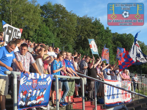 KFC-Fans im Essener Stadion Uhlenkrug