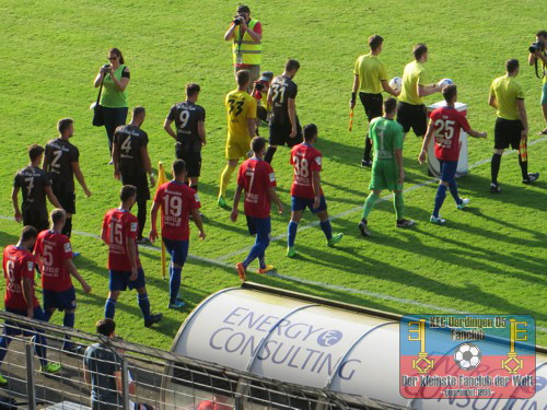 Einmarsch der Mannschaften vom KFC und RWE