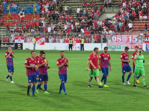 Das KFC-Team nach dem Spiel vor dem Franz-Raschid-Block