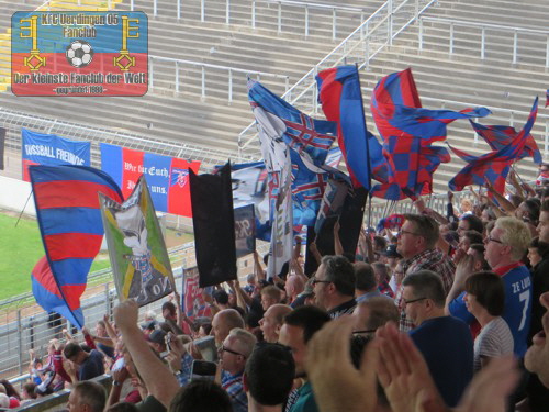 KFC-Fans im Franz-Raschid-Block vor dem Spiel