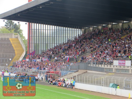 Blick auf die Haupttribüne