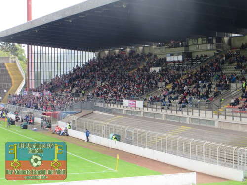 Blick auf die Haupttribüne