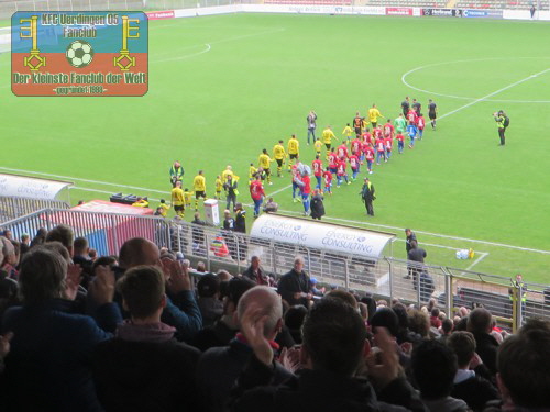 Die Mannschaften des KFC und BVB marschieren ein.