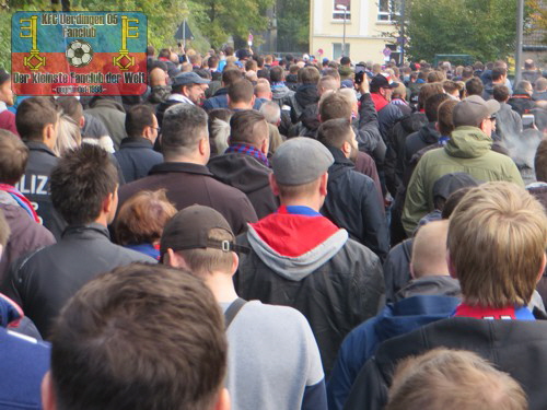 Uerdinger Fans auf dem Weg zum Stadion am Zoo