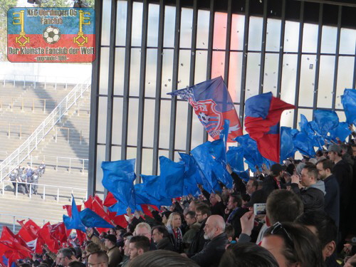 Blau-rote Fahnen im Franz-Raschid-Block