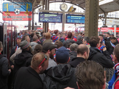 KFC-Fans bei der Ankunft in Aachen