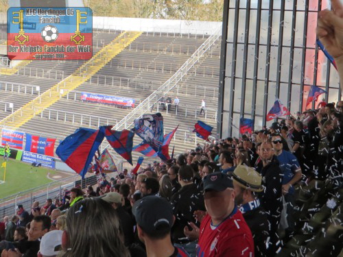 KFC-Fans im Franz-Raschid-Block vor dem Spiel