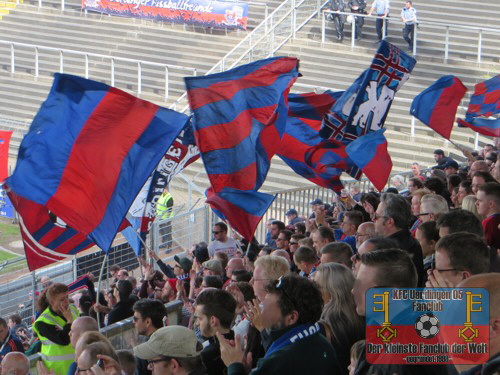 KFC-Fans im Franz-Raschid-Block vor dem Spiel