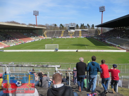 Blick in das sonnendurchflutete Grotenburg-Stadion Krefeld 