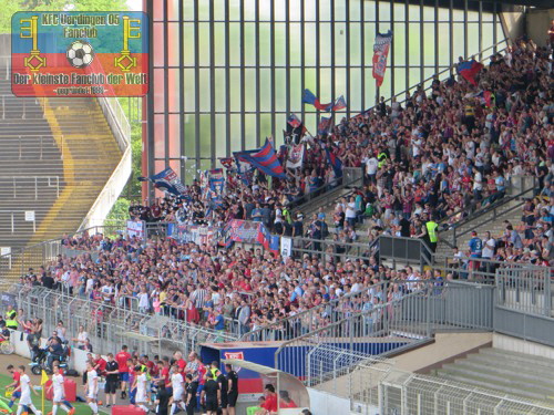 KFC-Fans im Franz-Raschid-Block beim Einmarsch der Mannschaften