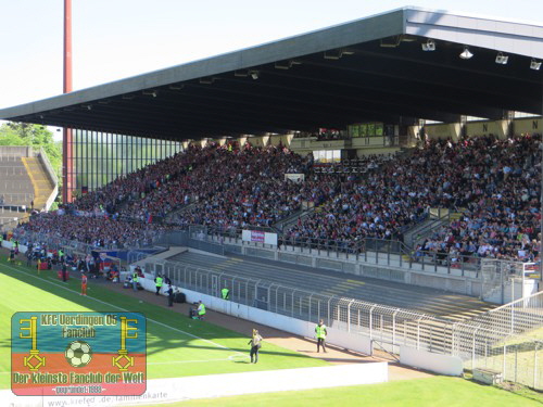 Blick auf die fast vollbesetzte Südtribüne der Grotenburg