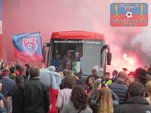 Empfang des Uerdinger Mannschaftsbusses an der Grotenburg