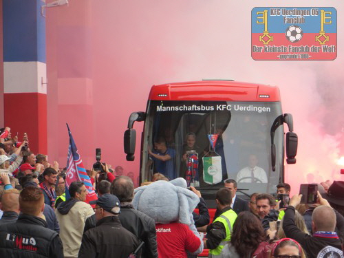 Empfang des Uerdinger Mannschaftsbusses an der Grotenburg