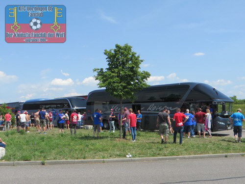 KFC-Fanbusse auf dem Sammelplatz vor Mannheim