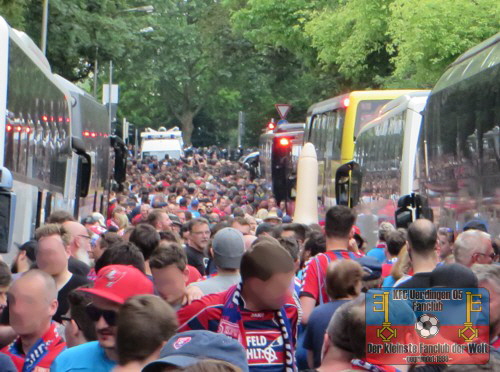 KFC-Fans warten nach dem Spiel auf die Abreise