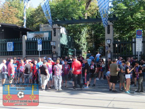 KFC-Fans vor dem Augustiner Keller in München