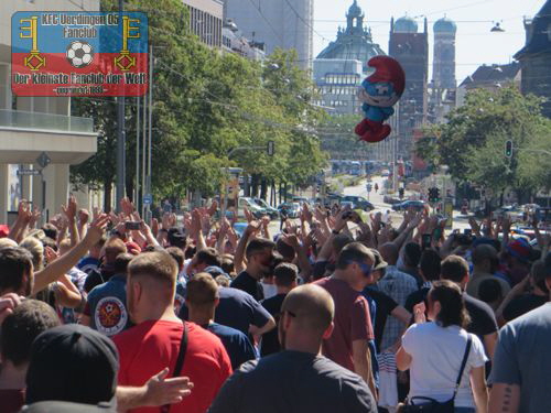 KFC-Fans auf dem Weg zum Stadion an der Grünwalder Straße