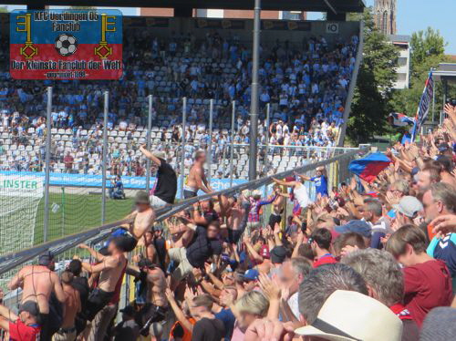 Uerdinger-Fans feiern den Sieg bei 1860 München