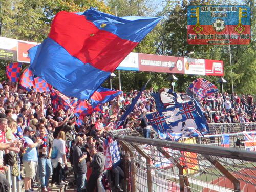 Uerdinger Fans im Kölner Südstadion