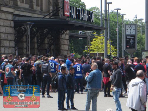 KFC-Fans warten vor dem Krefelder Hauptbahnhof