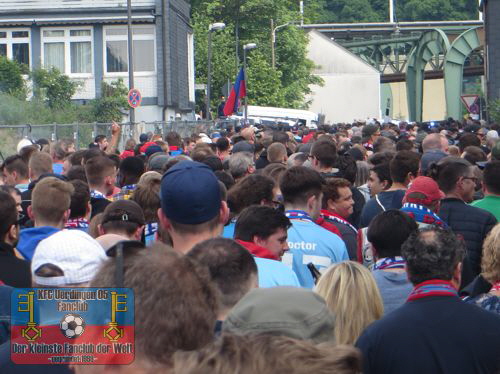 Marsch vom Bahnhof zum Stadion am Zoo